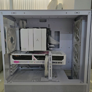 라이젠 7800x3D/ RTX5070ti 화이트 감성 게이밍 본체 팝니다. 이미지