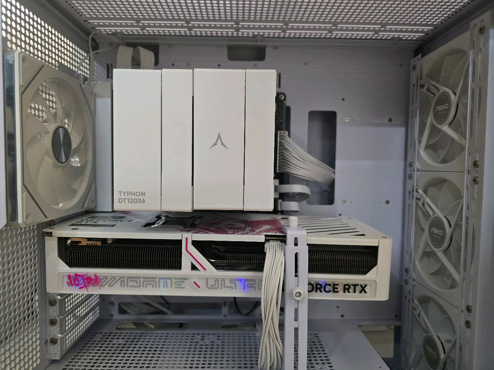 라이젠 7800x3D/ RTX5070ti 화이트 감성 게이밍 본체 팝니다. 이미지