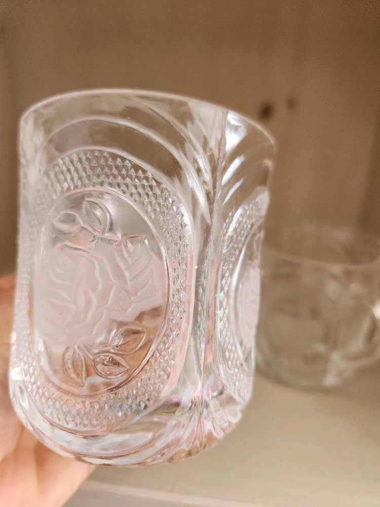 빈티지 로즈 무늬 유리컵 이미지