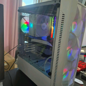 (신품급) 화이트 감성 게이밍 PC (RTX 5060 Ti + 5600+2TB SSD) 이미지