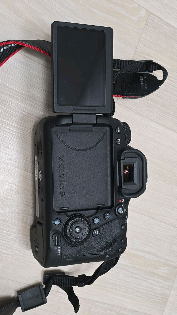 캐논 6dmark2 육두막 신계륵24-70 50단렌즈 팔아요 !! 이미지