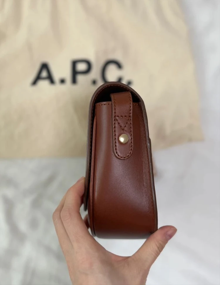 APC 아페쎄 베티백 브라운 이미지