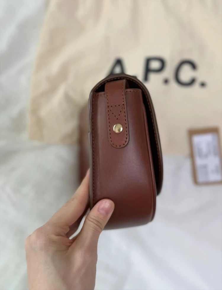APC 아페쎄 베티백 브라운 이미지