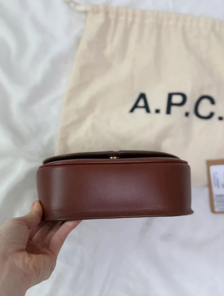 APC 아페쎄 베티백 브라운 이미지