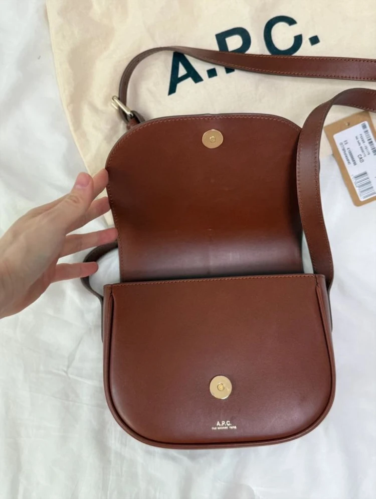 APC 아페쎄 베티백 브라운 이미지