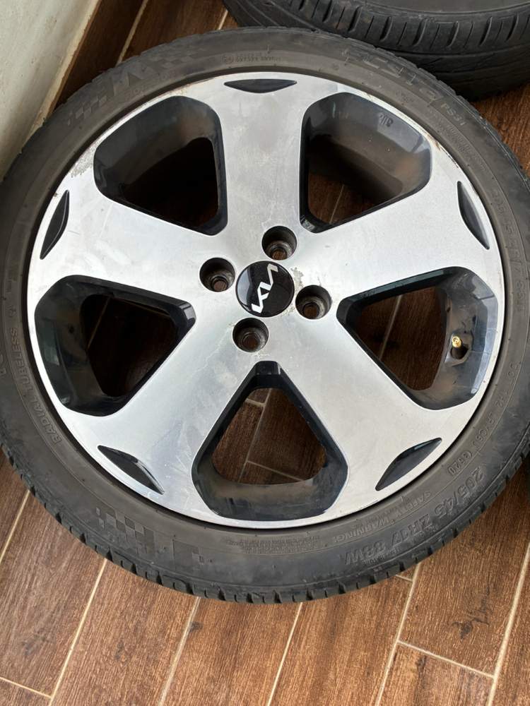 17인치 순정 휠타이어 세트 올 뉴 프라이드 이미지