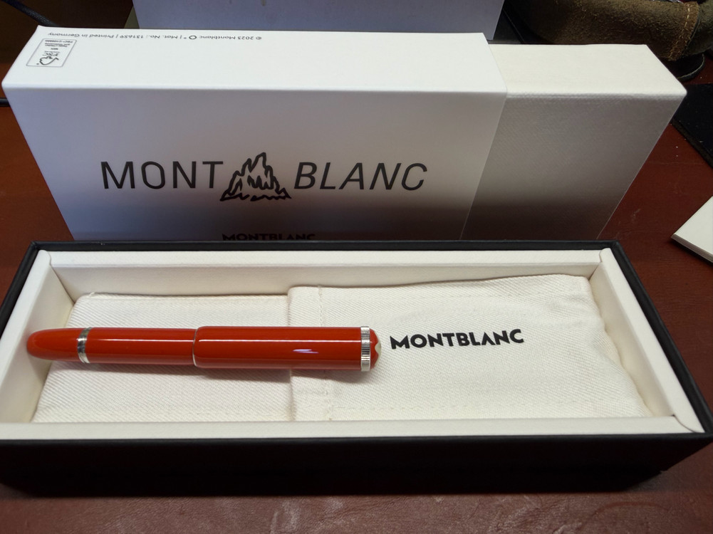 몽블랑 헤리티지 루즈&느와 베이비 코랄 만년필 스페셜 에디션 이미지