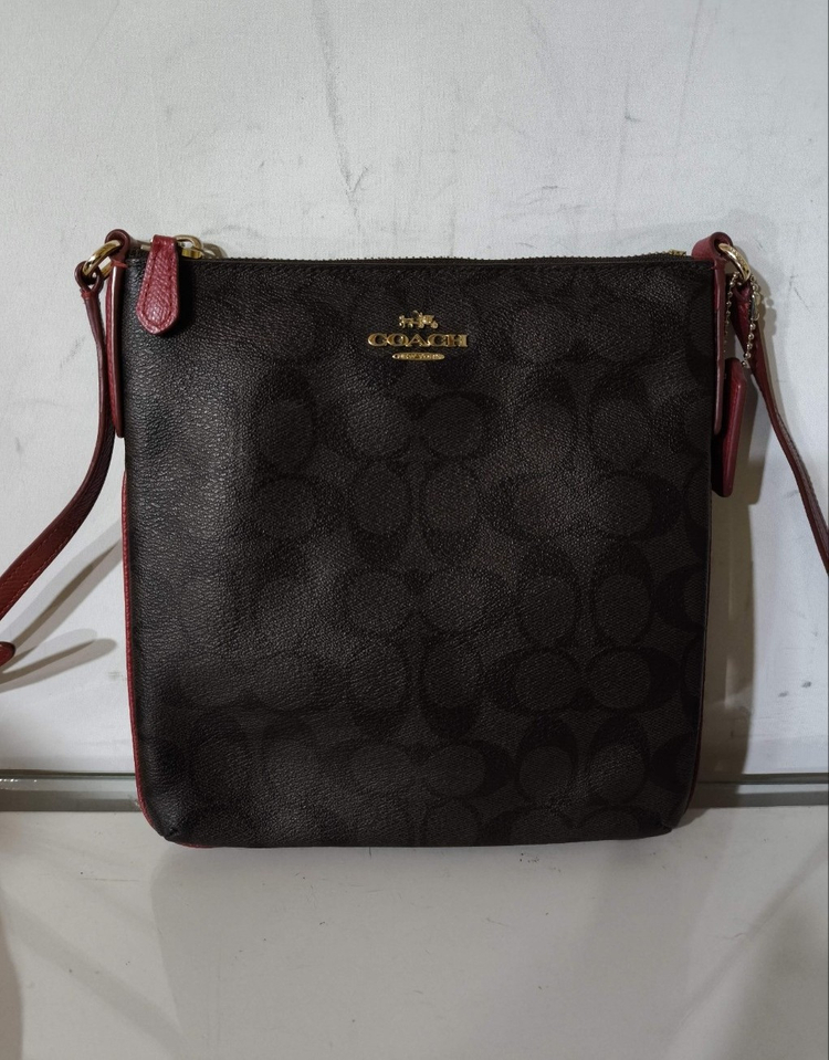 코치 가죽 미니 크로스백 이미지