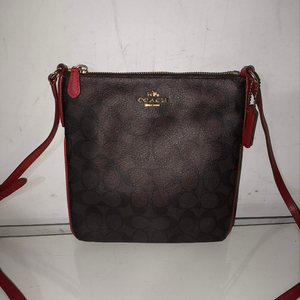 코치 가죽 미니 크로스백 이미지