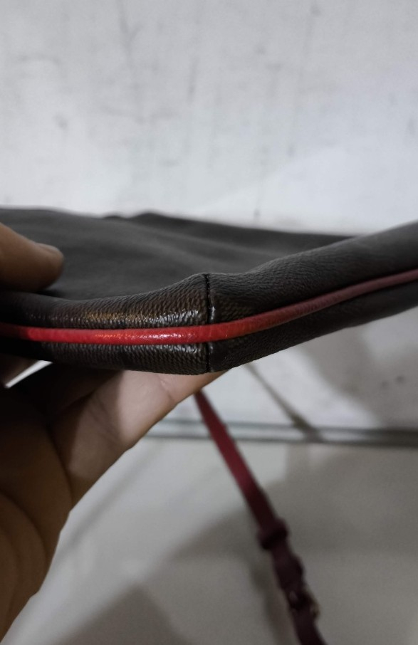 코치 가죽 미니 크로스백 이미지