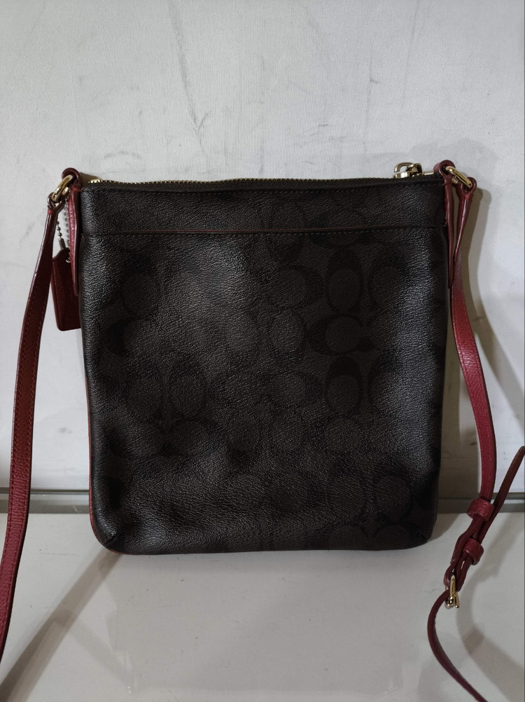 코치 가죽 미니 크로스백 이미지