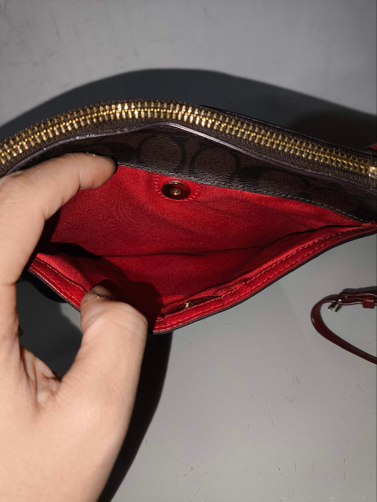 코치 가죽 미니 크로스백 이미지