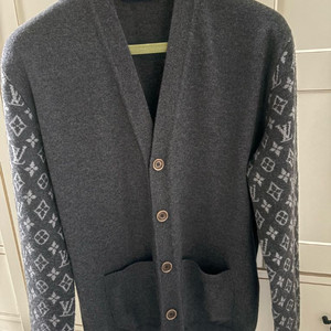 루이비통 캐시미어 모노그램 패턴 가디건 백화점판 이미지