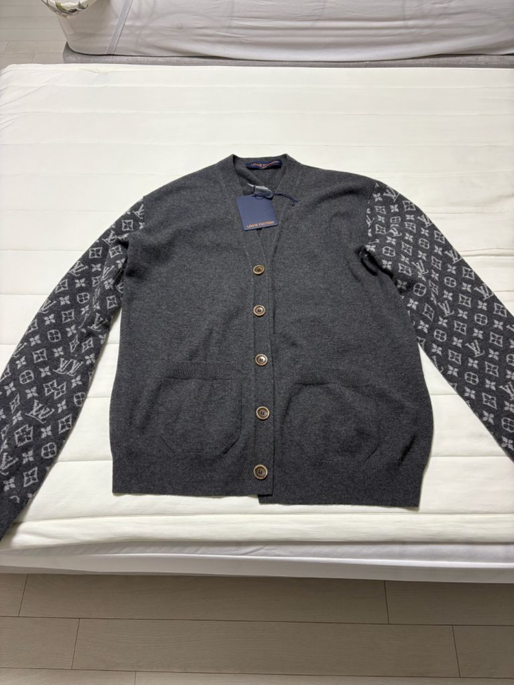 루이비통 캐시미어 모노그램 패턴 가디건 백화점판 이미지