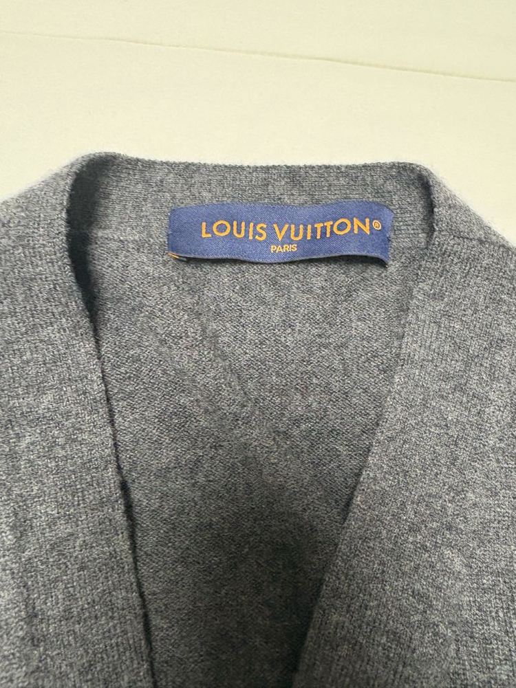 루이비통 캐시미어 모노그램 패턴 가디건 백화점판 이미지