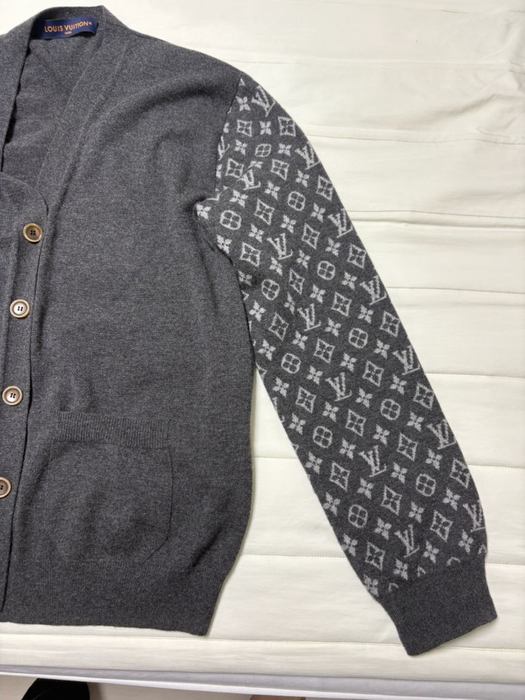 루이비통 캐시미어 모노그램 패턴 가디건 백화점판 이미지