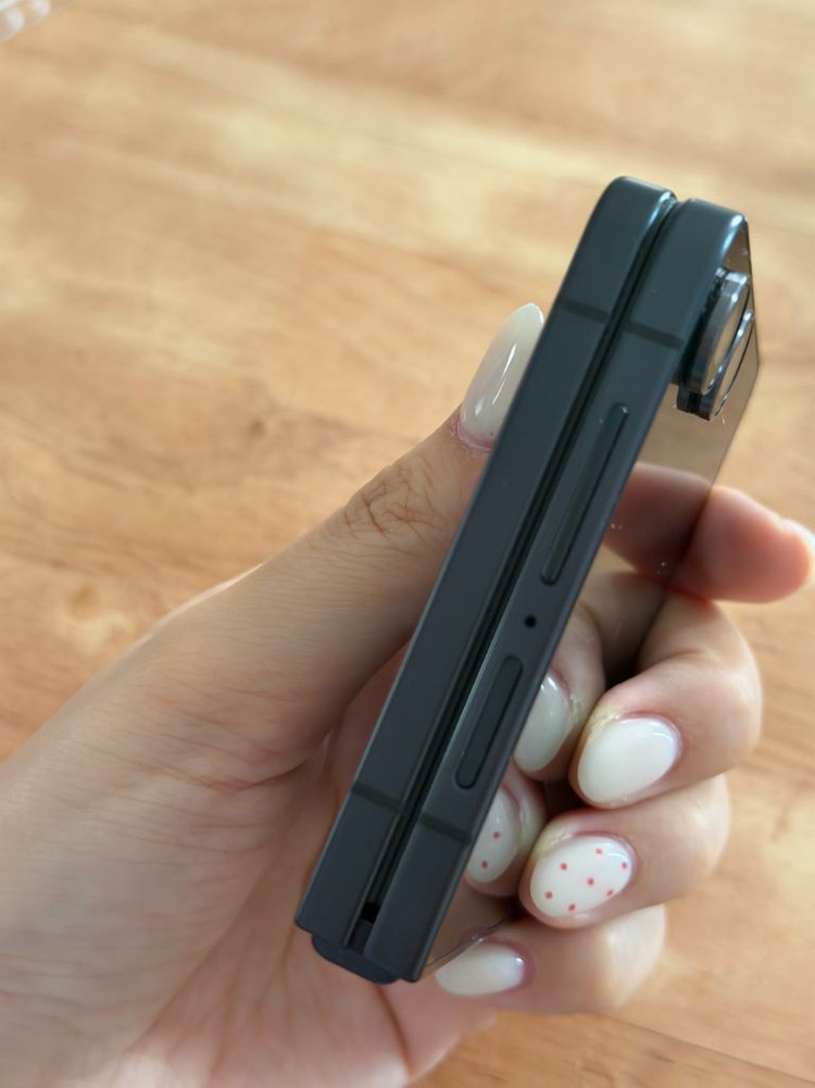 갤럭시 Z플립7 512 블랙 이미지