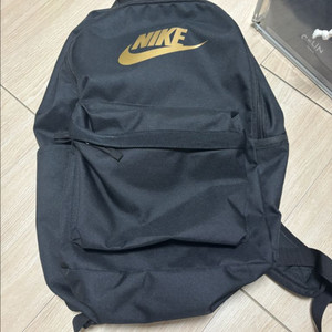 나이키 백팩 골드 로고 이미지