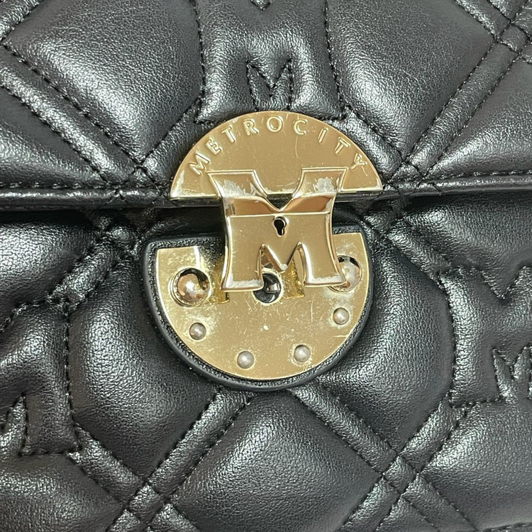 메트로시티 퀄팅 숄더 크로스백 가방 정리 처분 벼룩 매트로시티 체인 이미지