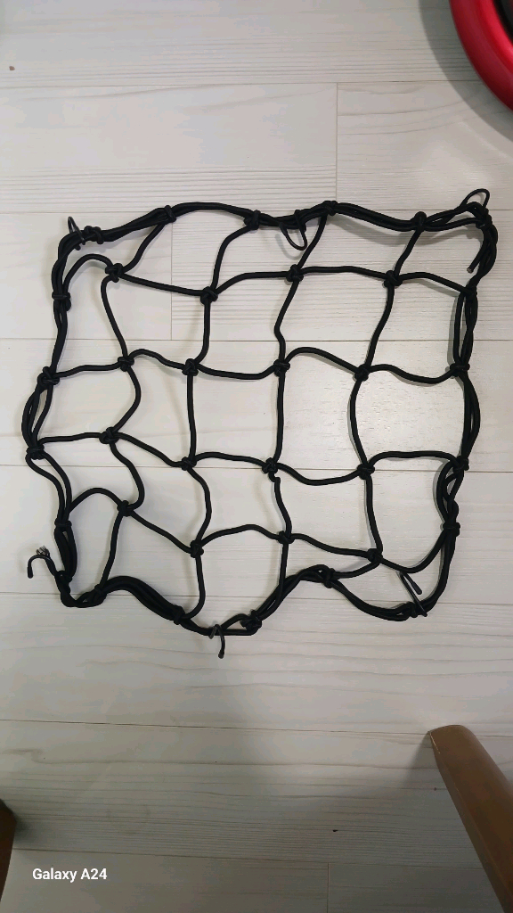 오토바이 그물망 바이크 구물 헬멧 네트 짐끈 바달끈 고정밴드 오토바이 헬멧이나 짐을 고정하는 데 사용하는 오토바이 이미지