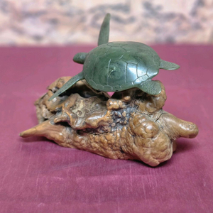 *John Perry 제작.수지로 만든 거북이 조각상 이미지