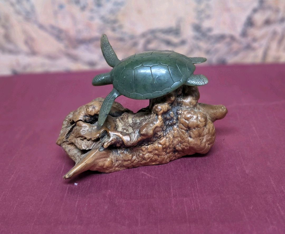 *John Perry 제작.수지로 만든 거북이 조각상 이미지