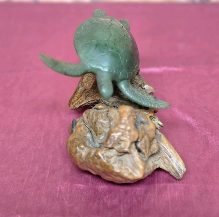 *John Perry 제작.수지로 만든 거북이 조각상 이미지