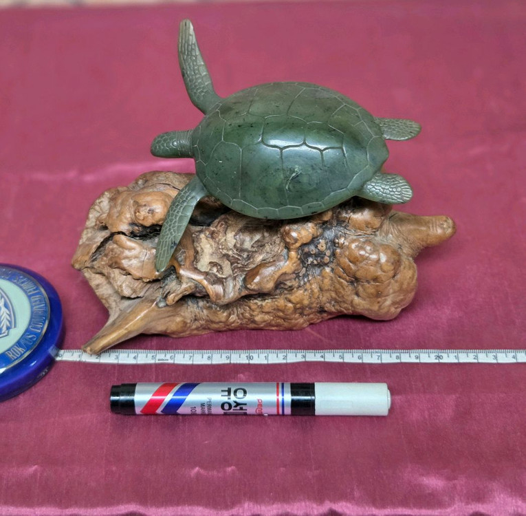 *John Perry 제작.수지로 만든 거북이 조각상 이미지