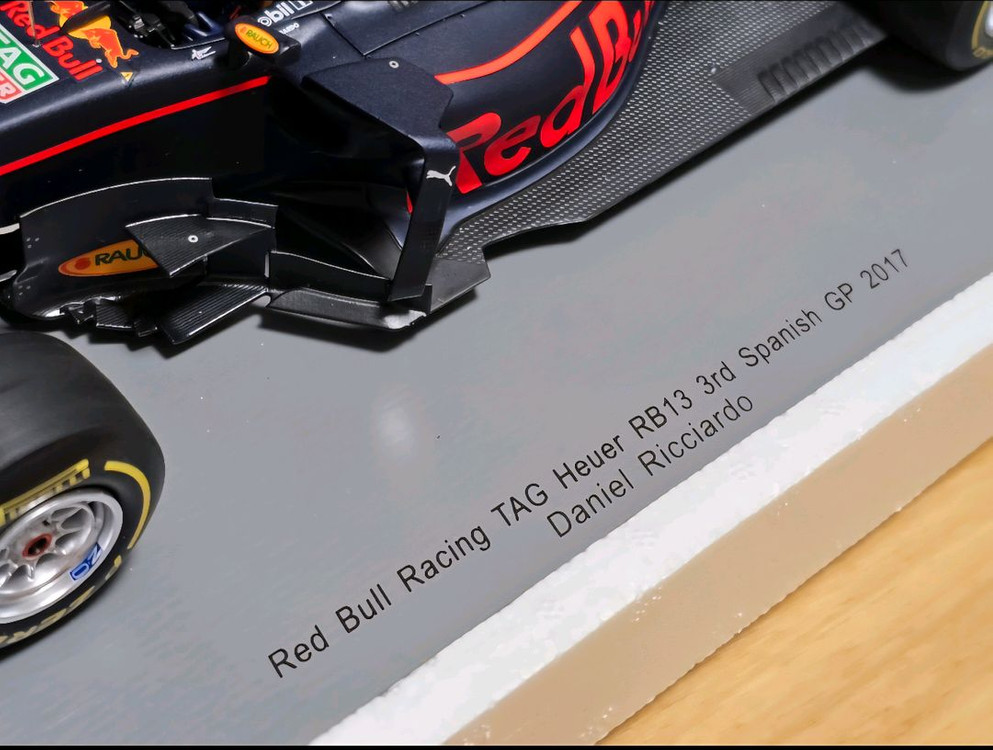 f1 다이캐스트 스파크 Spark 1/18 Red Bull RB13 Spanish GP 2017 신품 이미지