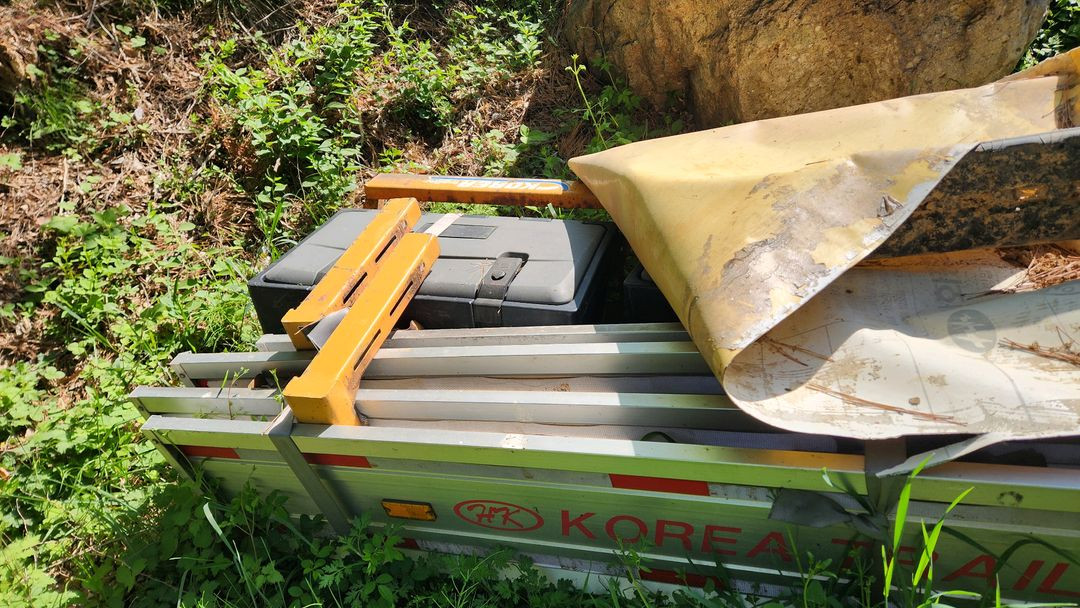 추레라 츄레라 트레일러 트레일르 샷시 안전대 옆가드 공구통 가드 옆밤바 이미지