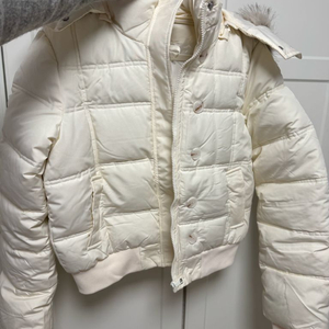 화이트 패딩 점퍼 이미지