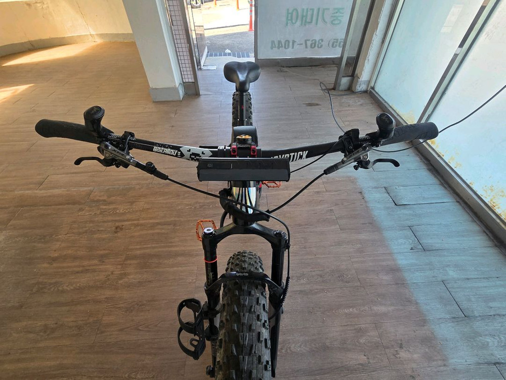 카본 전기 풀샥팻바이크 이미지