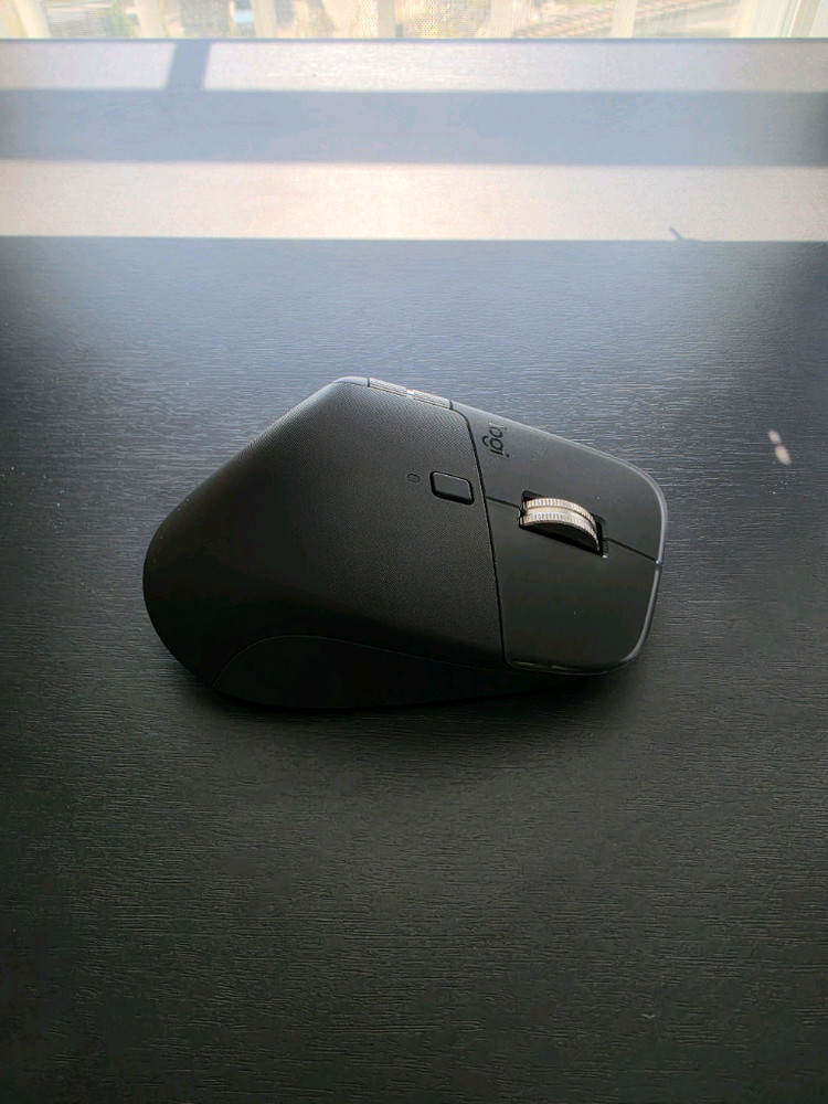 로지텍 MX MASTER 4 마우스 이미지