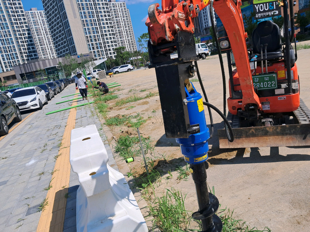 미니굴삭기 용 유압오거드릴 이미지