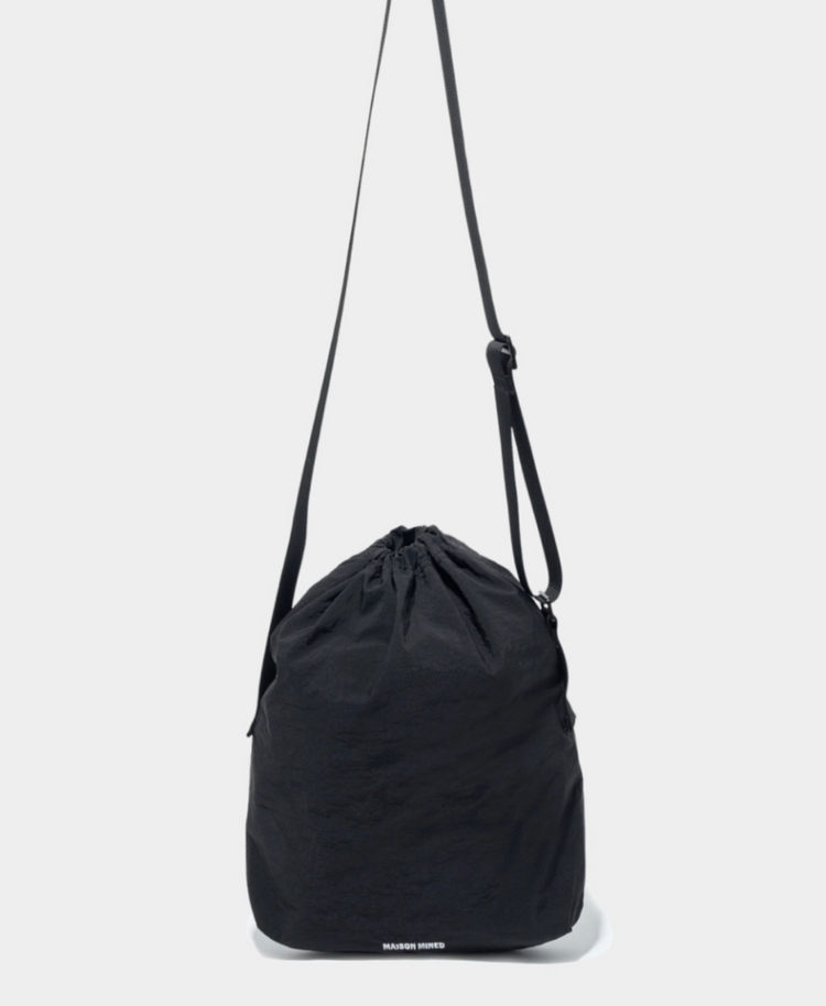 메종미네드 숄더백 DRAW STRING SHOULDER BAG SMALL BLACK 1회착 이미지