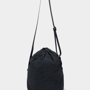 메종미네드 숄더백 DRAW STRING SHOULDER BAG SMALL BLACK 1회착 이미지