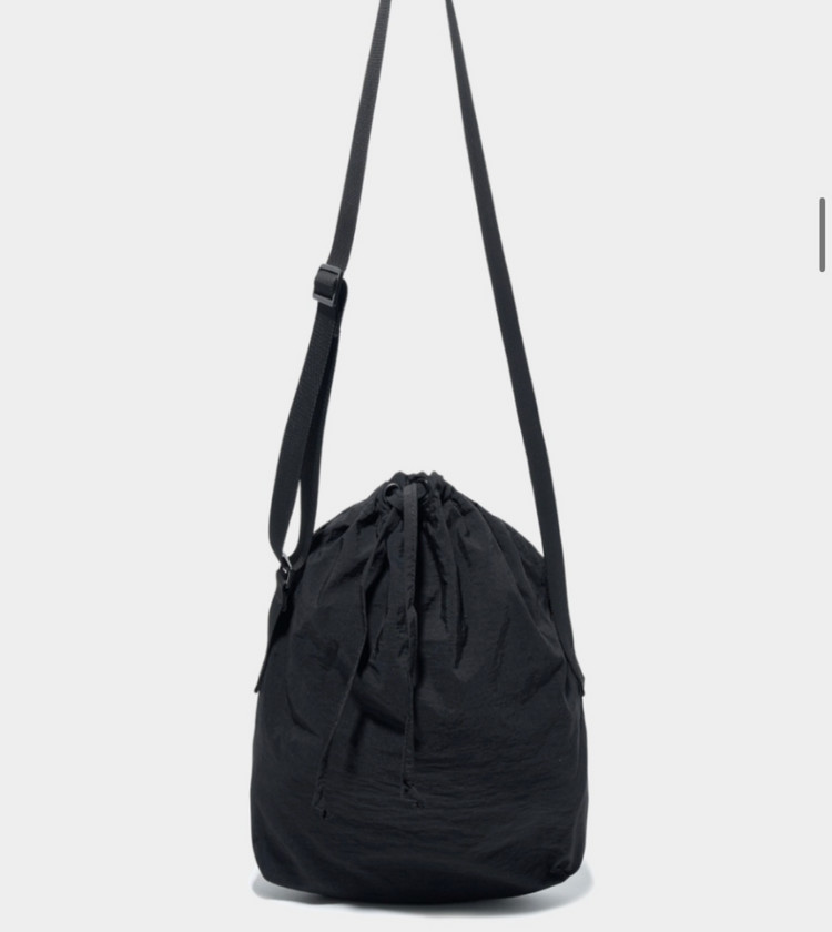 메종미네드 숄더백 DRAW STRING SHOULDER BAG SMALL BLACK 1회착 이미지