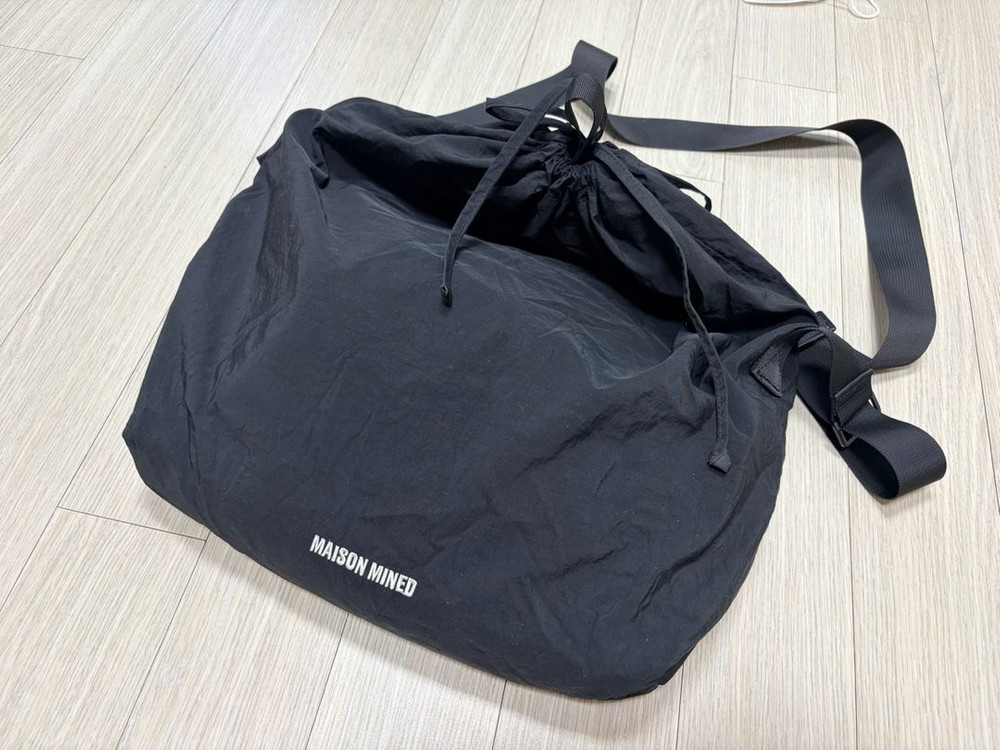 메종미네드 숄더백 DRAW STRING SHOULDER BAG SMALL BLACK 1회착 이미지