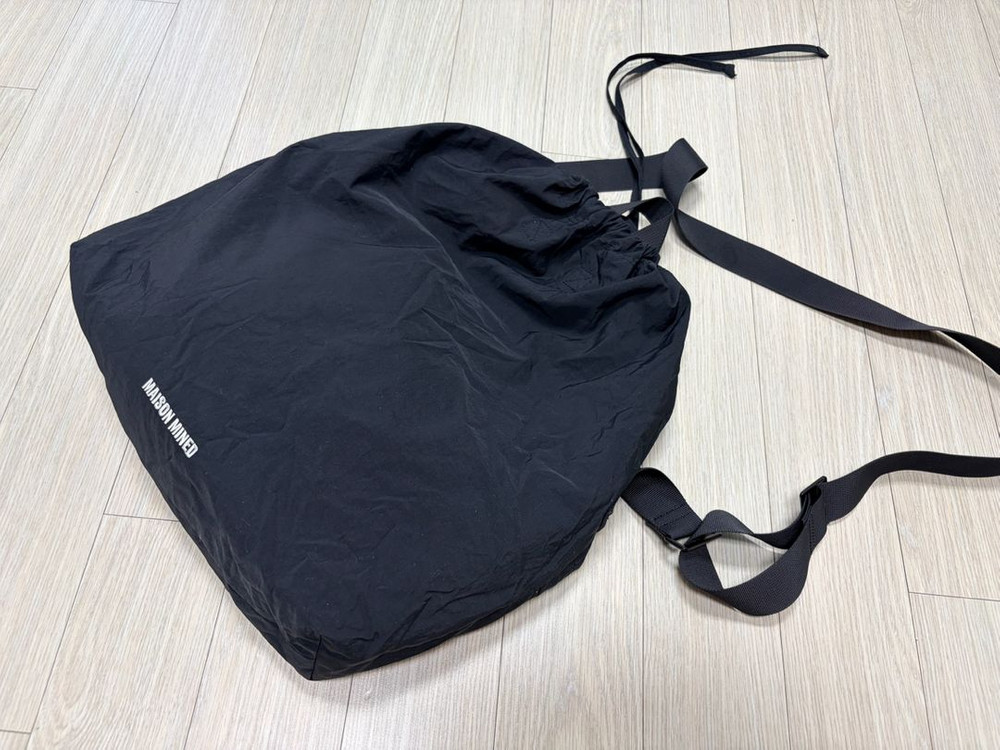 메종미네드 숄더백 DRAW STRING SHOULDER BAG SMALL BLACK 1회착 이미지