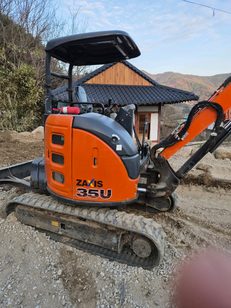 히타치 ZX35U 900시간대 가동 2021년식 3.5톤 미니굴삭기 035굴삭기 이미지