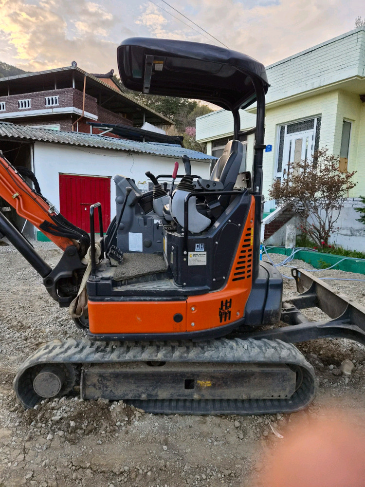 히타치 ZX35U 900시간대 가동 2021년식 3.5톤 미니굴삭기 035굴삭기 이미지