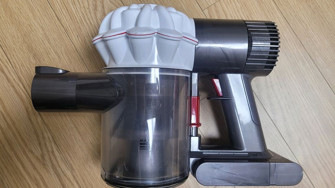 깨끗하게 세척한 다이슨 V6 무선 청소기 본체(방전) 이미지