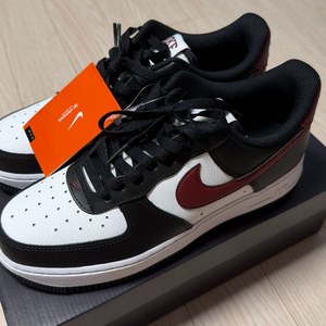 나이키 에어포스 1 07 블랙 다크 팀 레드 255 새제품 판매 FZ4615-001 이미지