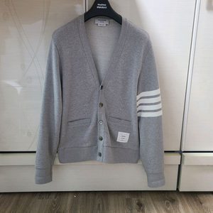 톰브라운 브이넥 가디건 삼선니트맨투맨패딩자켓구찌루이비통프라다디올셀린느에르메스로로피아나반팔 이미지