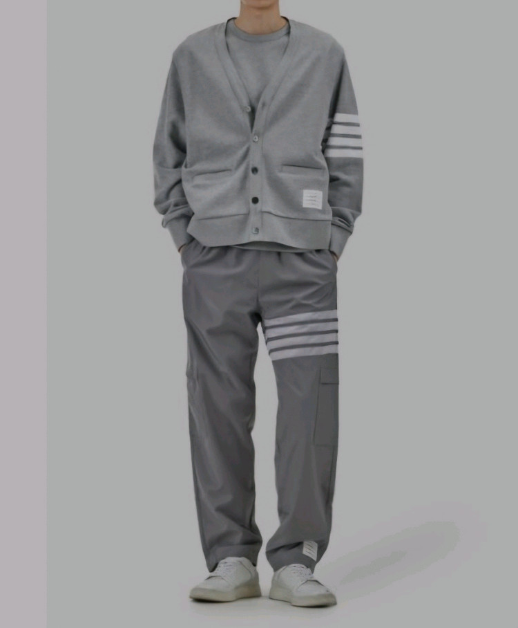 톰브라운 브이넥 가디건 삼선니트맨투맨패딩자켓구찌루이비통프라다디올셀린느에르메스로로피아나반팔 이미지