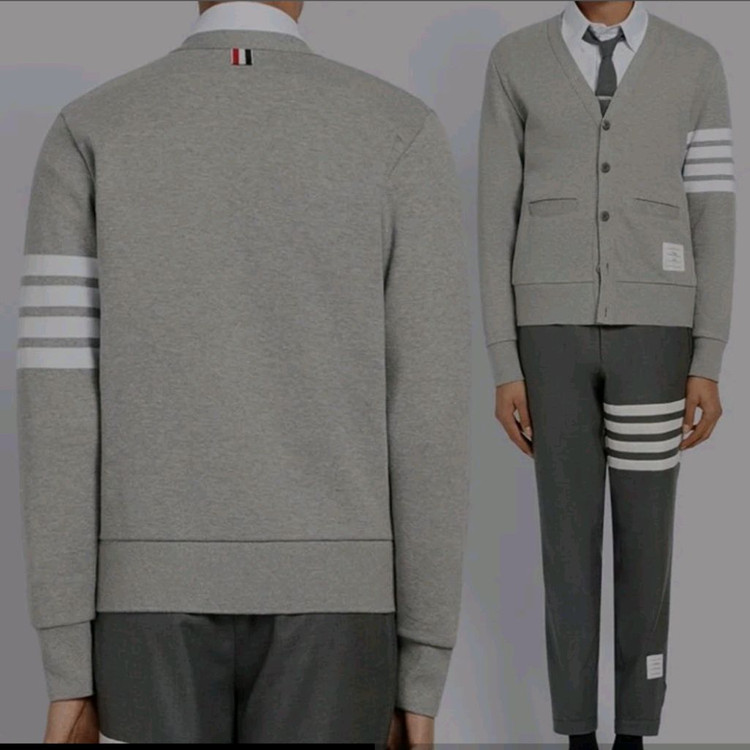 톰브라운 브이넥 가디건 삼선니트맨투맨패딩자켓구찌루이비통프라다디올셀린느에르메스로로피아나반팔 이미지