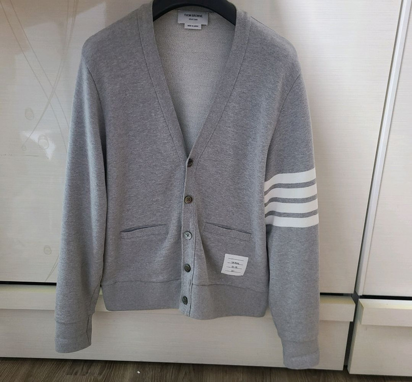 톰브라운 브이넥 가디건 삼선니트맨투맨패딩자켓구찌루이비통프라다디올셀린느에르메스로로피아나반팔 이미지