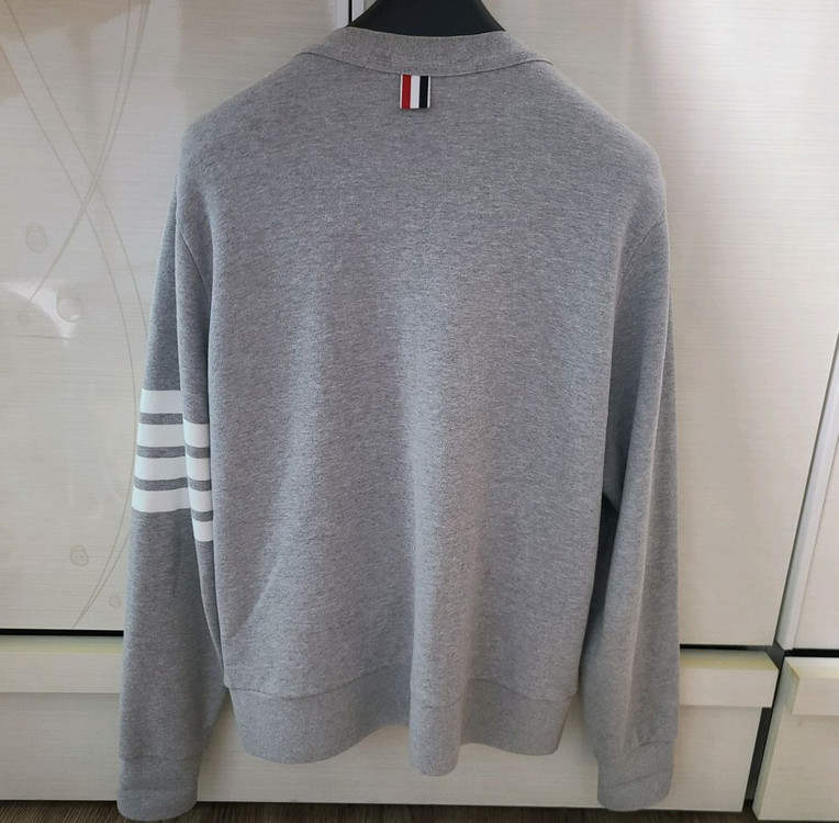 톰브라운 브이넥 가디건 삼선니트맨투맨패딩자켓구찌루이비통프라다디올셀린느에르메스로로피아나반팔 이미지