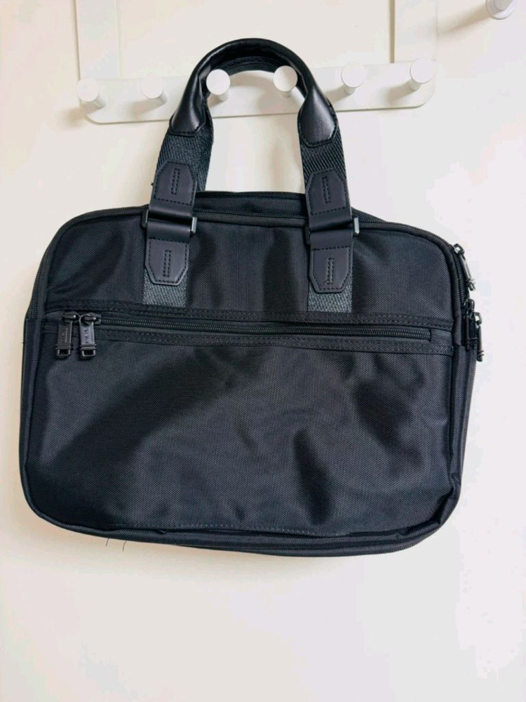 투미 서류 가방 이미지