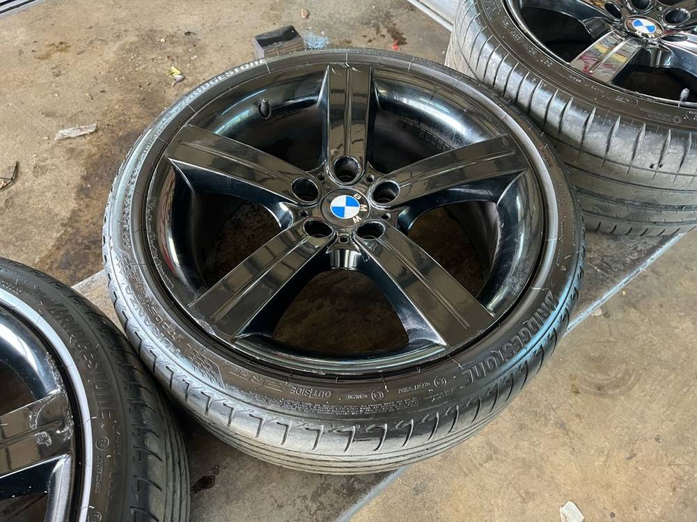 BMW E90 블랙앤화이트 19인치 휠판매합니다. 이미지